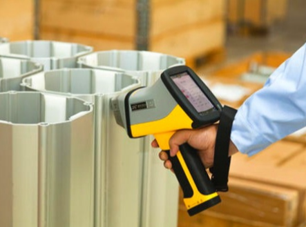 Des solutions chimiques et des aimants peuvent-ils être utilisés pour identifier rapidement l’authenticité des fixations en acier inoxydable ?