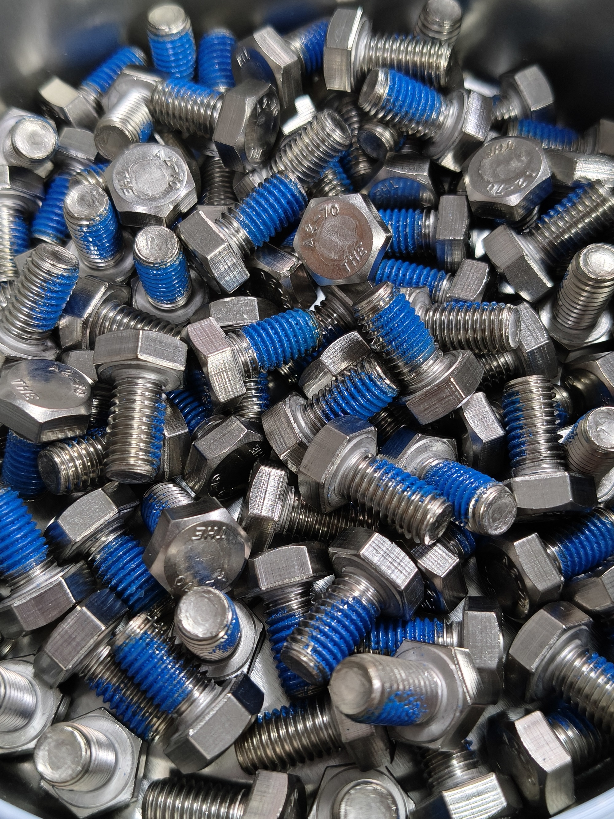 Pourquoi les adhésifs frein-filet sont-ils classés en adhésifs chimiques et adhésifs en nylon ?