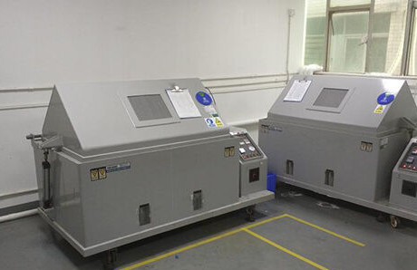 Test au brouillard salin des fixations en acier inoxydable